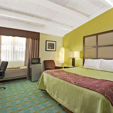 Days Inn By Wyndham Southington Εξωτερικό φωτογραφία