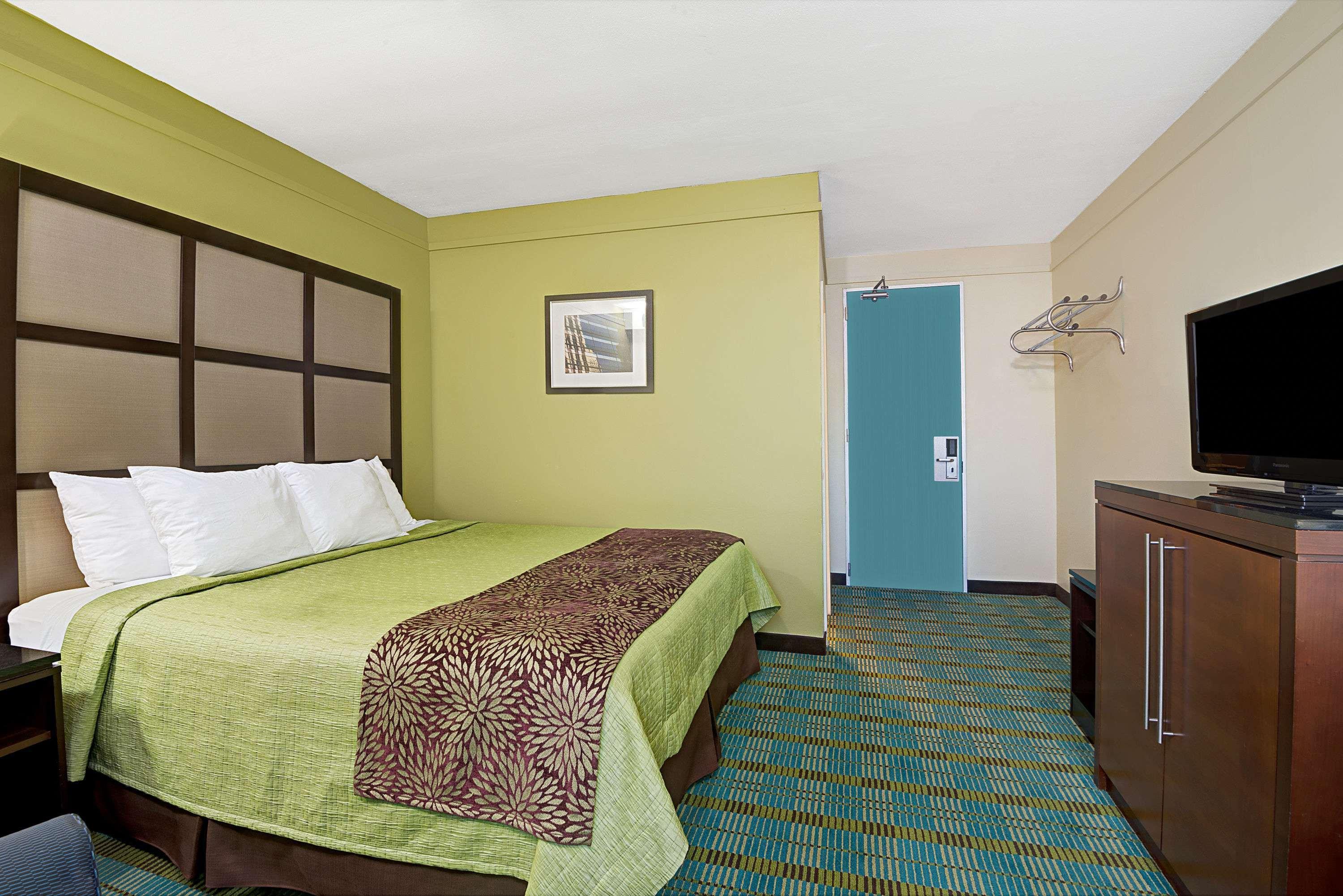 Days Inn By Wyndham Southington Εξωτερικό φωτογραφία