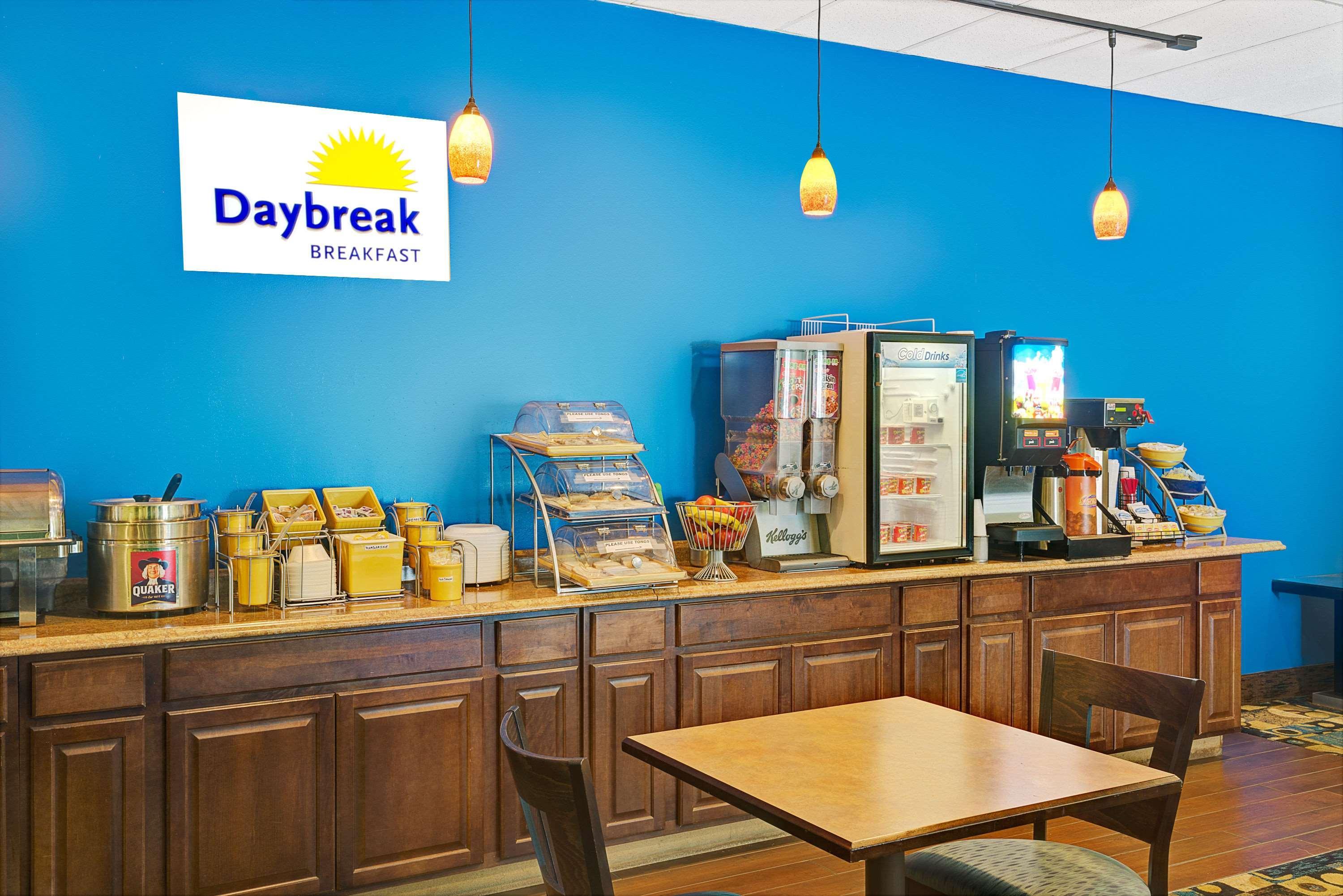 Days Inn By Wyndham Southington Εξωτερικό φωτογραφία