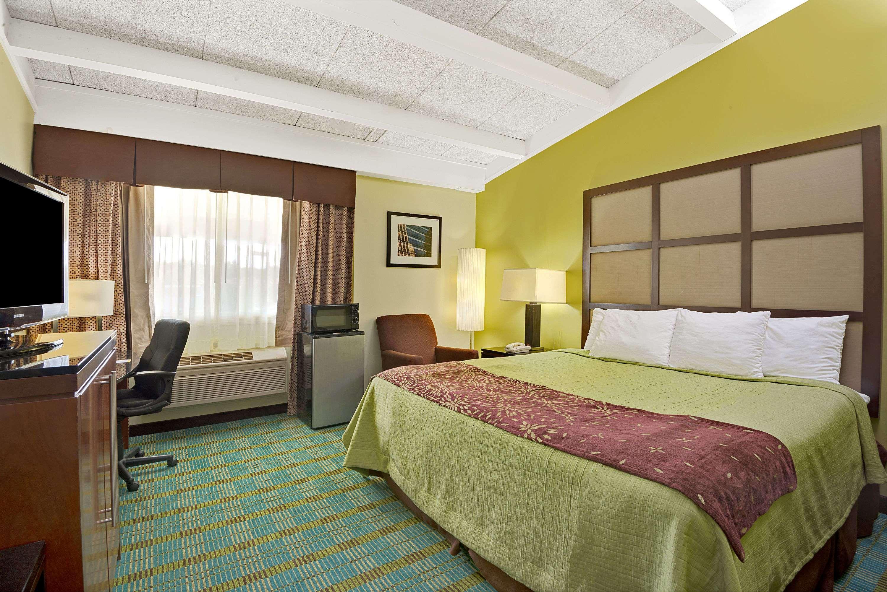 Days Inn By Wyndham Southington Εξωτερικό φωτογραφία