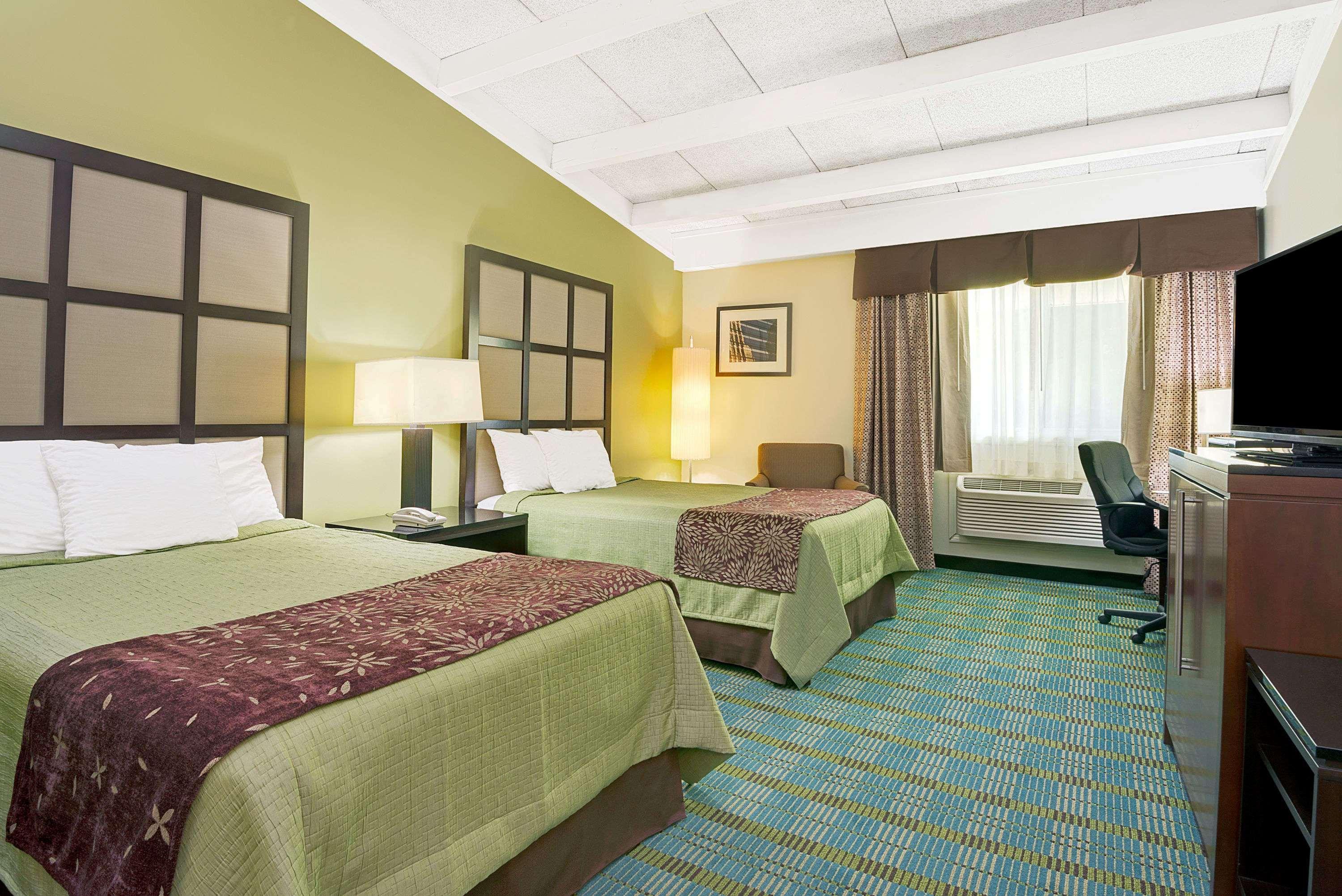 Days Inn By Wyndham Southington Εξωτερικό φωτογραφία
