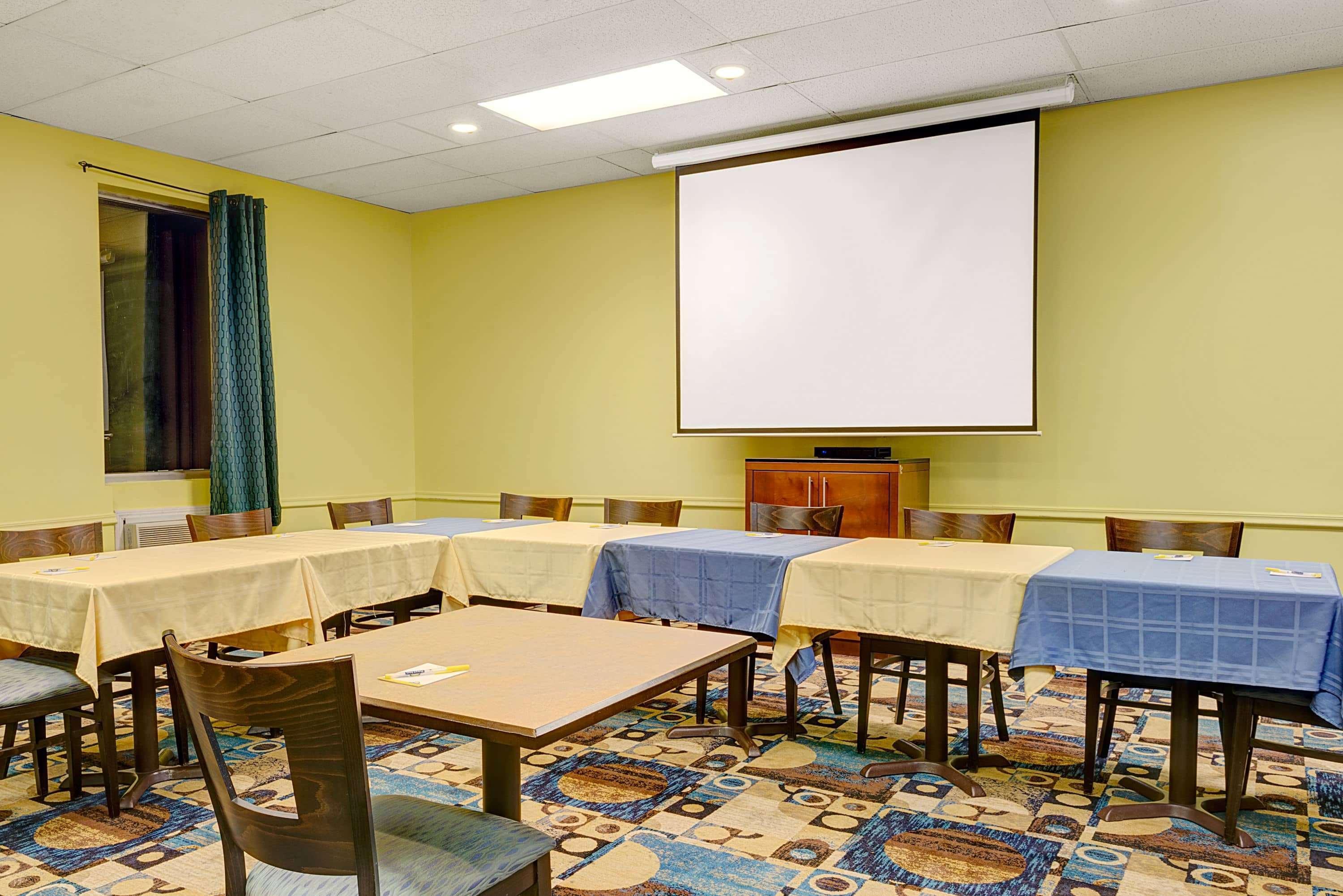 Days Inn By Wyndham Southington Εξωτερικό φωτογραφία