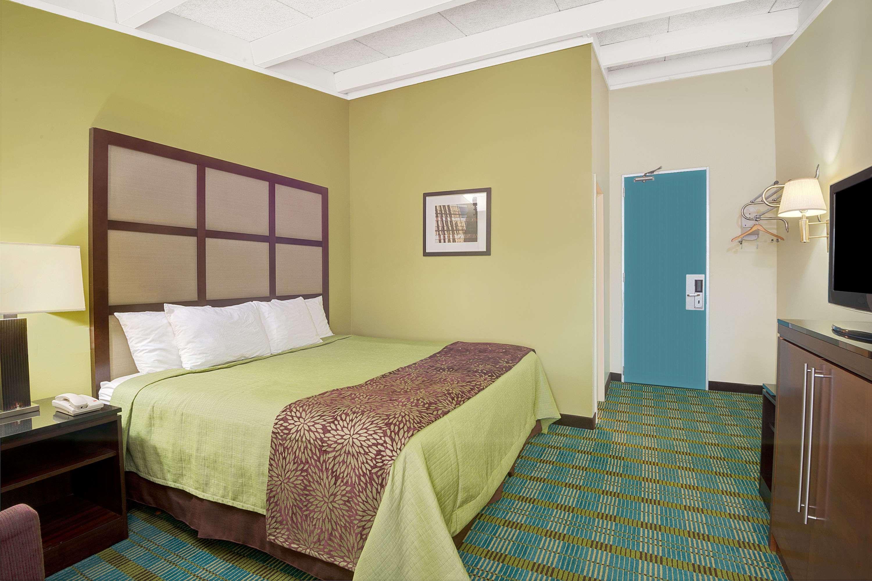Days Inn By Wyndham Southington Εξωτερικό φωτογραφία