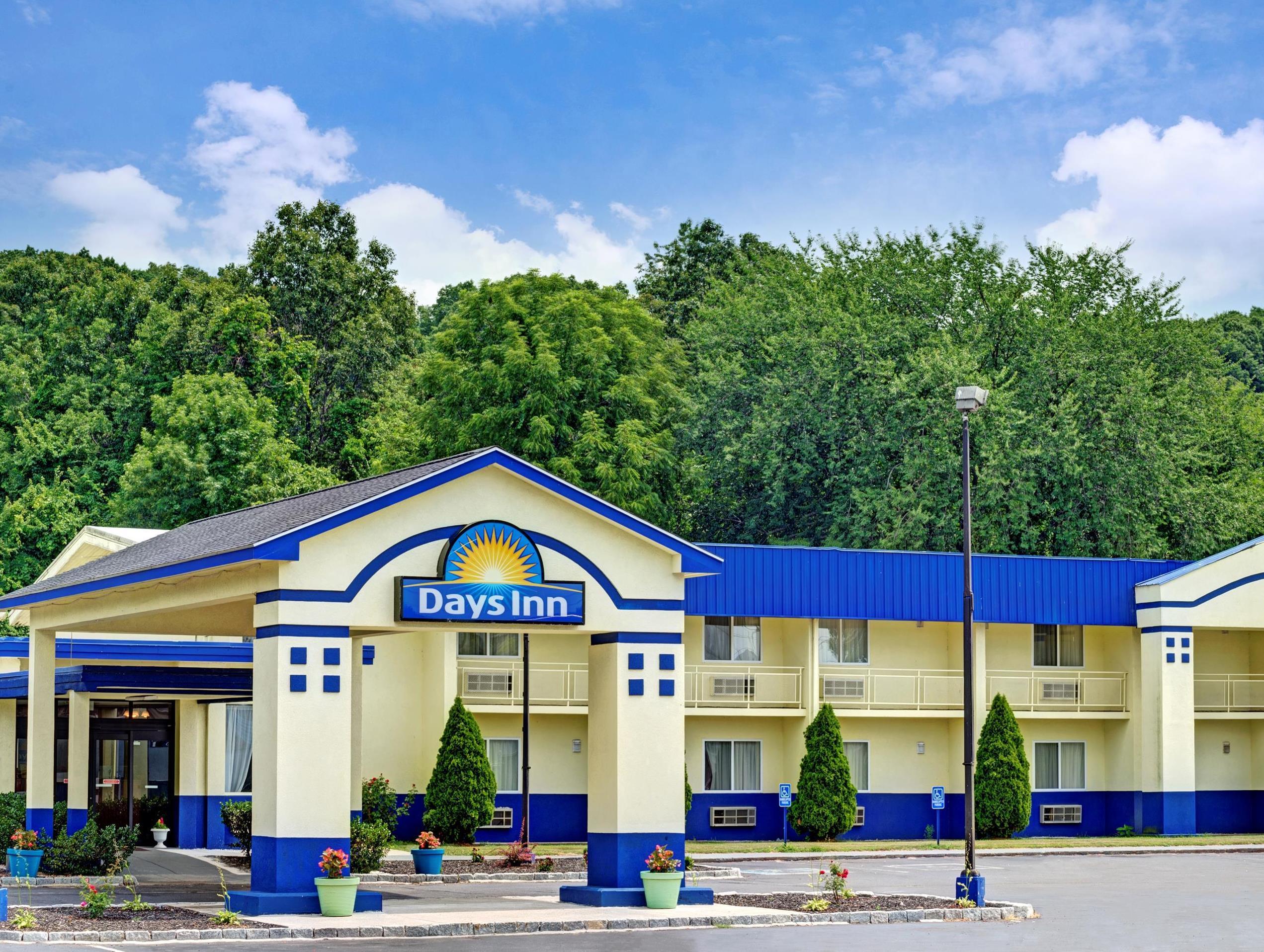 Days Inn By Wyndham Southington Εξωτερικό φωτογραφία