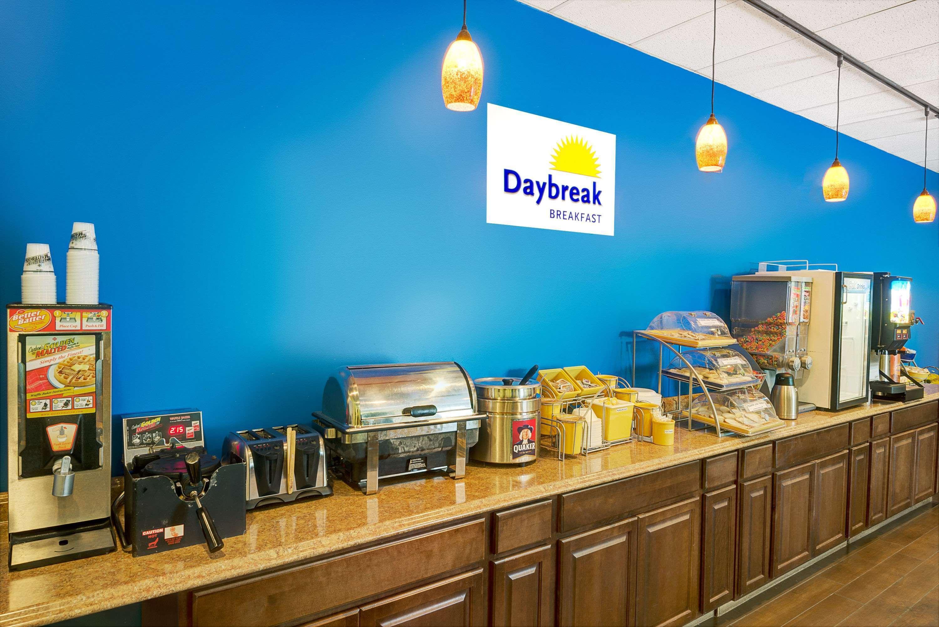 Days Inn By Wyndham Southington Εξωτερικό φωτογραφία